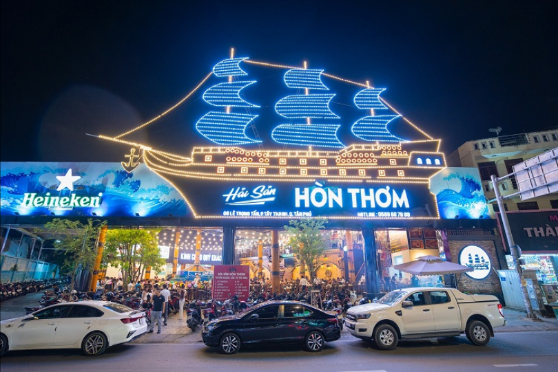Biển hiệu đóng vai trò quan trọng trong việc trang trí nổi bật. Biển hiệu đóng vai trò quan trọng trong việc trang trí nổi bật.